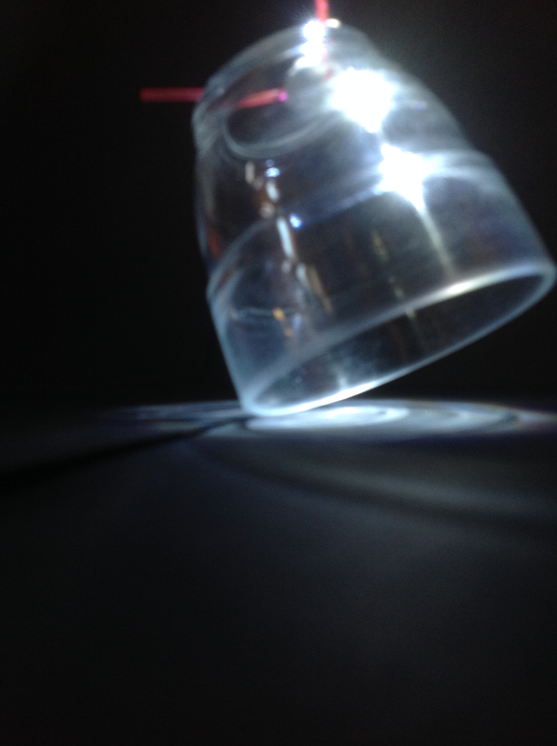 verre sur fond noir