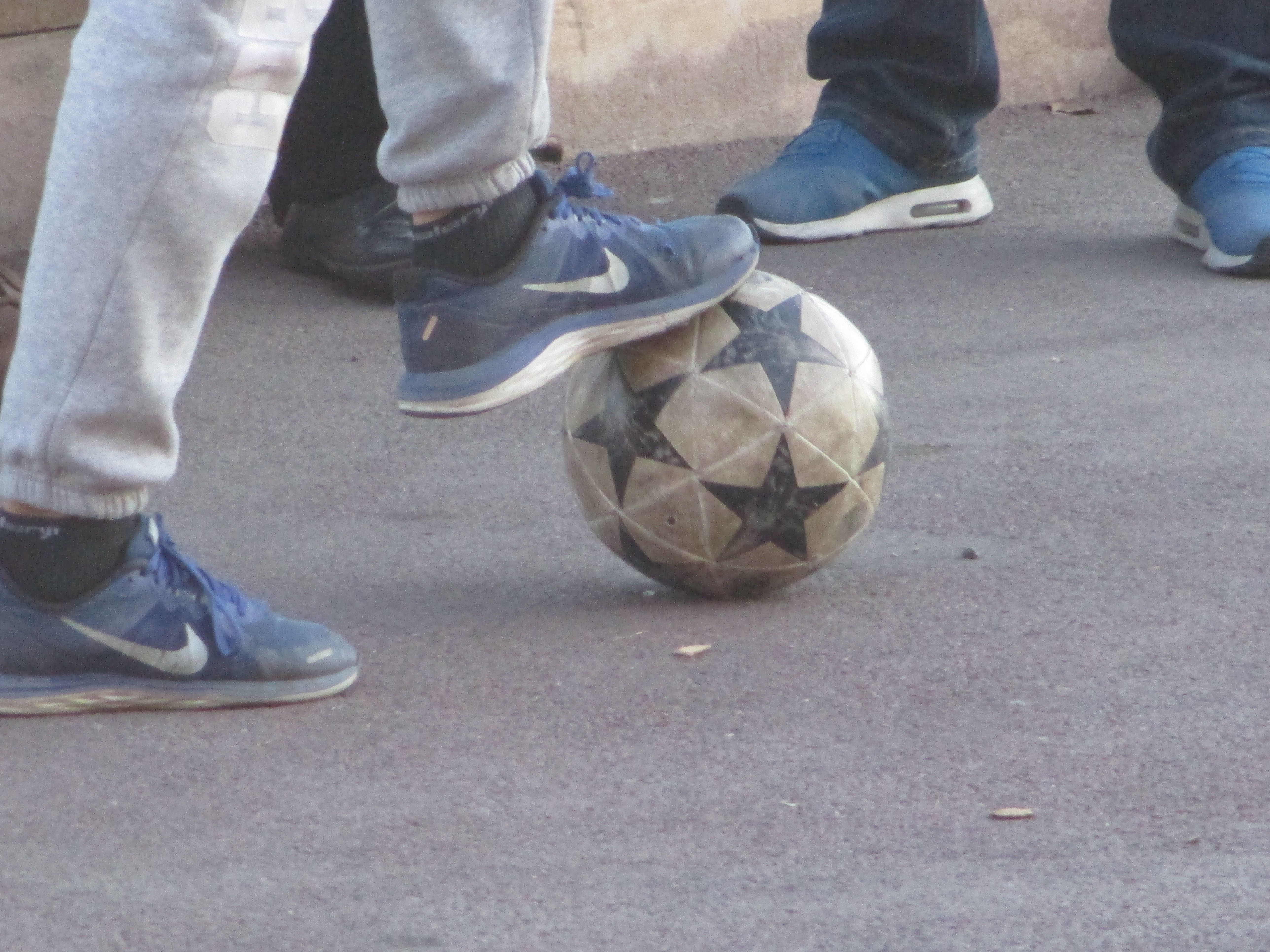 Objet rond sur la place du cours